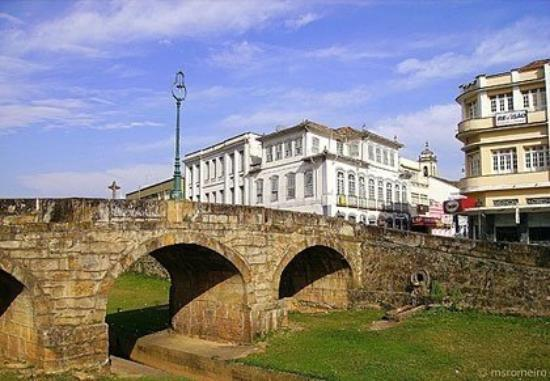 Imagem histórica/turística de São João del-Rei com ponte de pedra